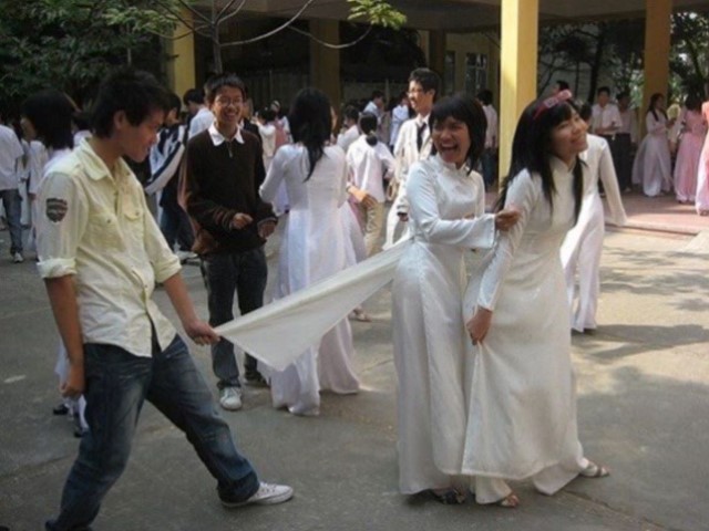 白いアオザイを着たベトナム人の女子学生